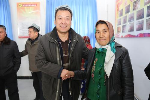 兵团工会副主席潘江林在库木勒村村委会与村名认亲