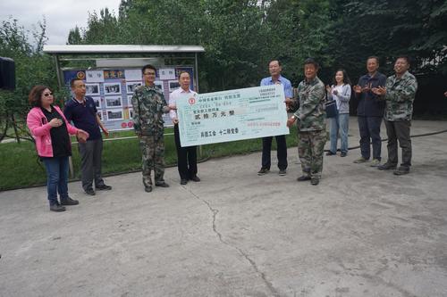 李玉庆副主席代表兵团工会向104团牧一场捐赠慰问金