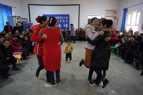 三连维吾尔族女性在联谊中绽放出美丽的笑容 (1)