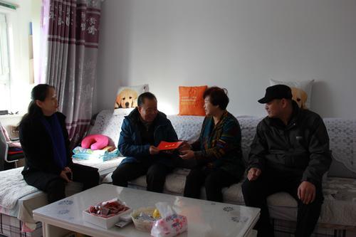 十师慰问困难女职工.JPG