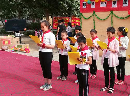 库木勒村小学学生朗诵《少年强则中国强》