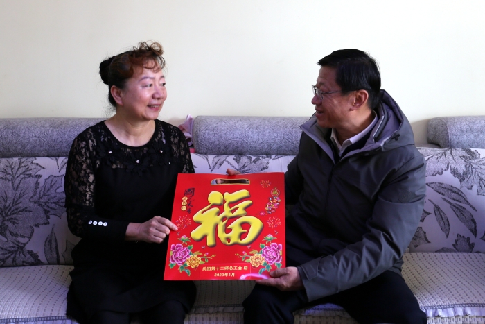 1月8日，兵团总工会党组书记李江（左二）看望慰问十二师先进工作者退休教师田笑颜（左一）。刘安 摄