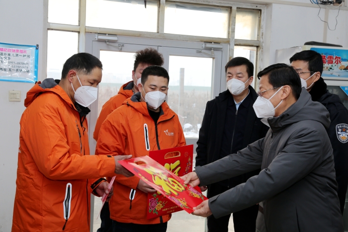 1月8日，兵团总工会党组书记李江一行看望慰问十二师五一农场小飞人外卖公司配送员。刘安 摄